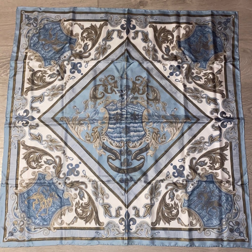 unused. it’s in very good condition! it’s light blue and has accents of gold.